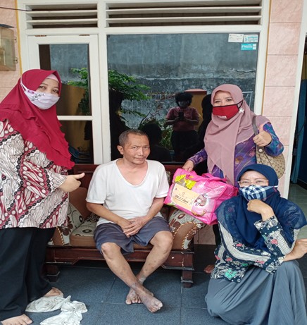 Anjangsana  ke PNS  yang sakit dalam rangka HUT SMA N 3 Slawi ke- 30