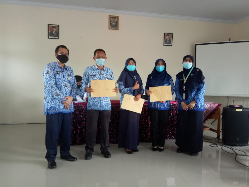 Pendidik dan Tenaga Kependidikan Menerima SK-KP (Kenaikan Pangkat)