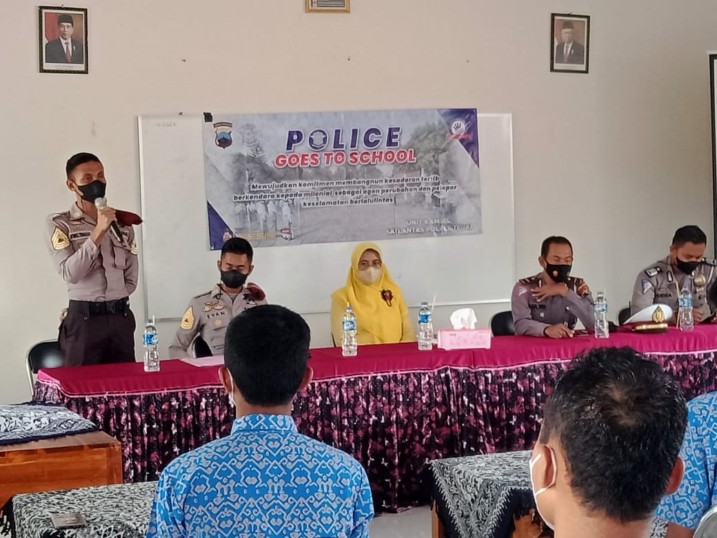 Kamis Police go to School